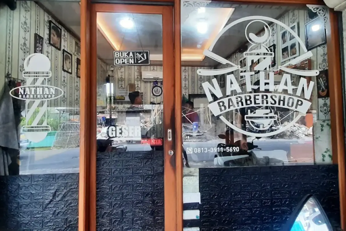 10 barbershop terbaik di denpasar 12 Seorang pelanggan di kursi nathan barbershop, denpasar barat.